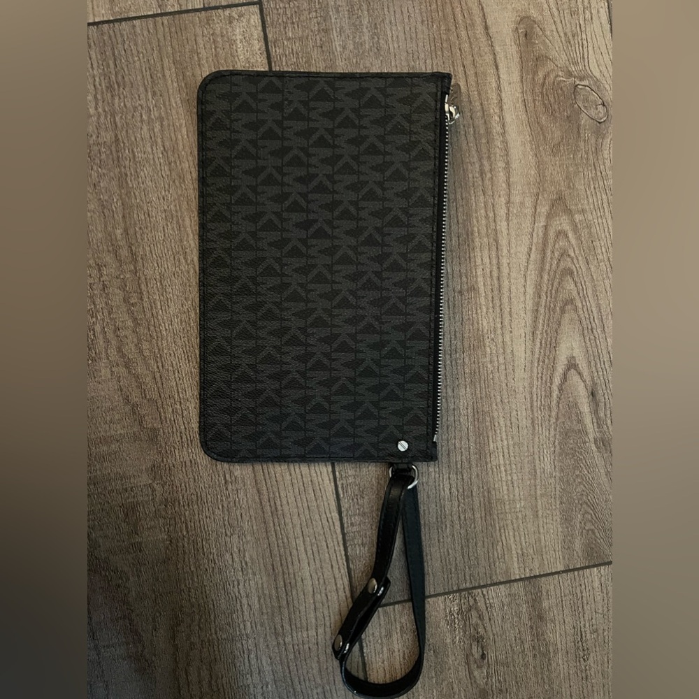 Michael kors wristlet
